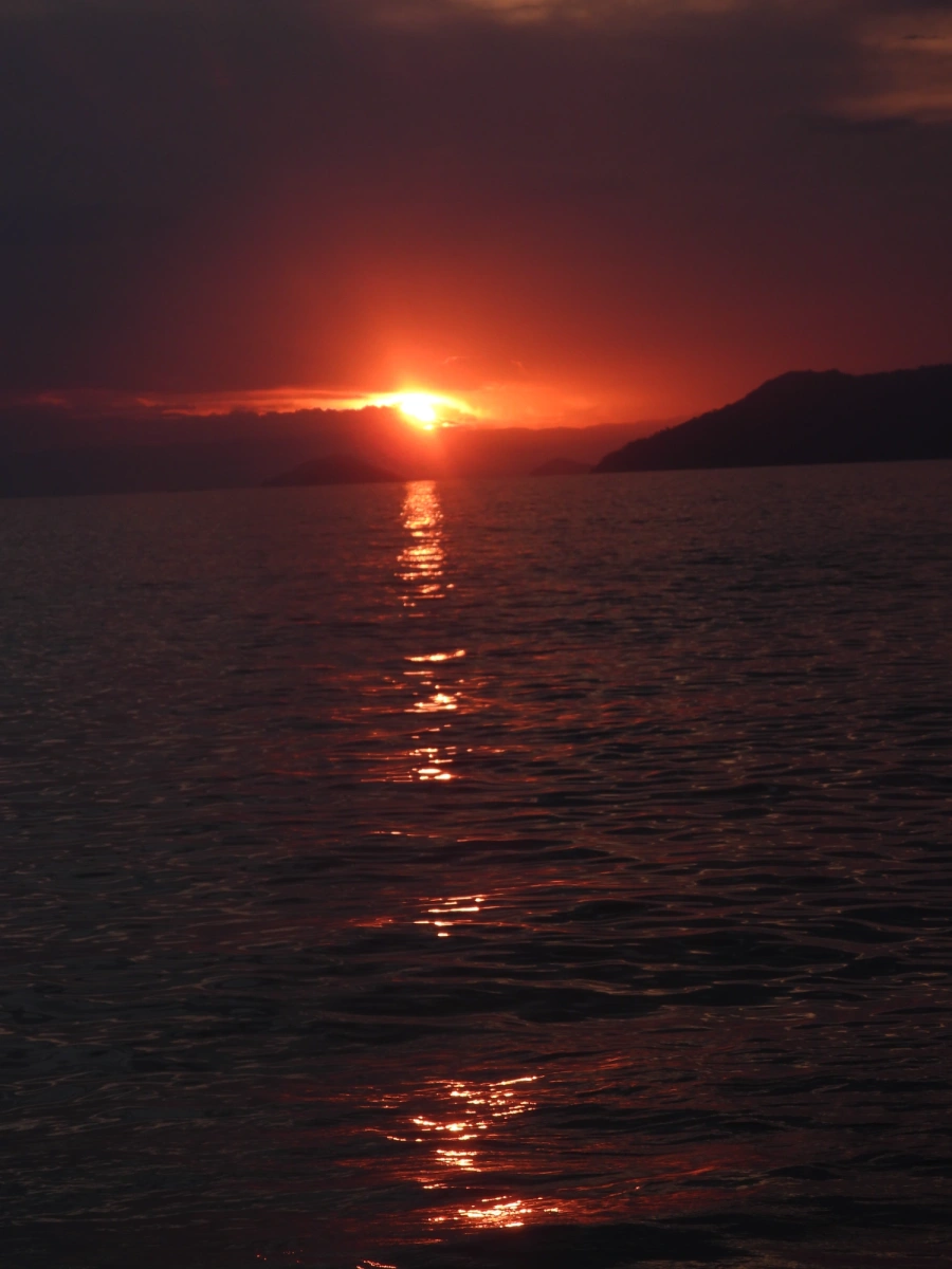 Pôr do sol em Maresias, 4 de abril de 2026