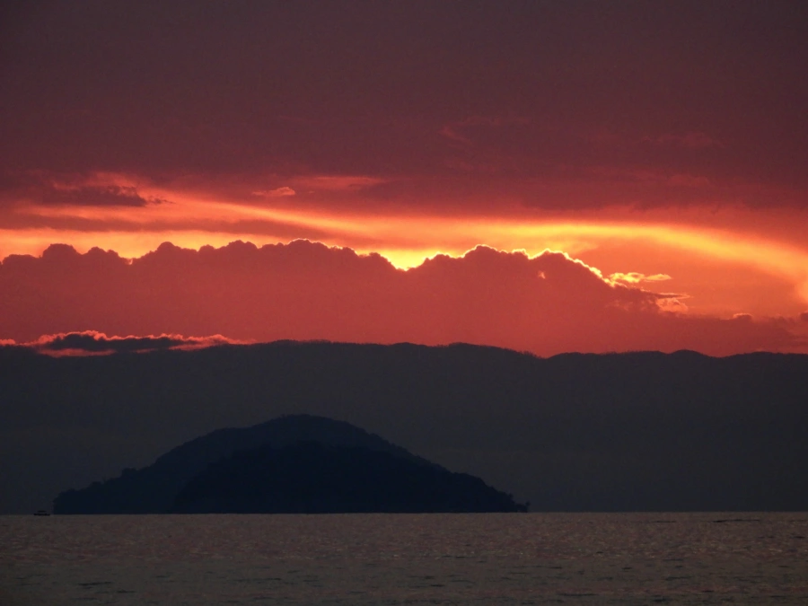 Pôr do sol em Maresias, 4 de abril de 2026