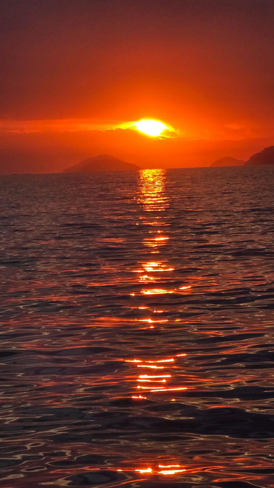 Pôr do sol em Maresias, 4 de abril de 2026